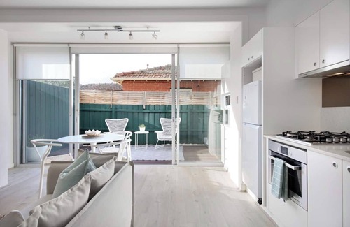 Elwood Apartment | Walk to Ormond Rd, Beach and Italian Gelato