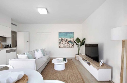 Elwood Apartment | Walk to Ormond Rd, Beach and Italian Gelato
