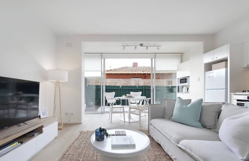 Elwood Apartment | Walk to Ormond Rd, Beach and Italian Gelato