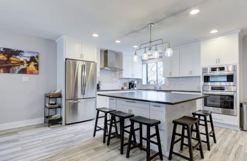 Tobin Hill House | Walk to Pearl & Riverwalk from Stylish Home—Rooftop Views & Movie Nights!