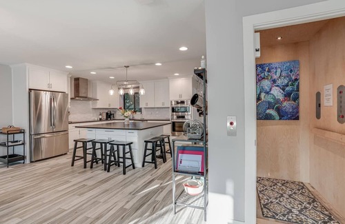 Tobin Hill House | Walk to Pearl & Riverwalk from Stylish Home—Rooftop Views & Movie Nights!