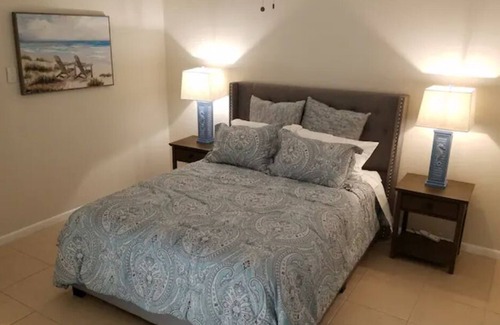 Stuart Cottage | Walk to restaurants in Historic Port Salerno