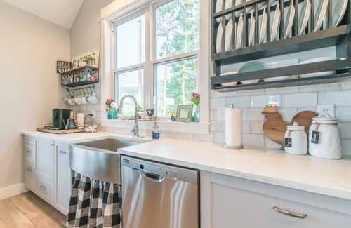 Sautee Nacoochee House | Walk to Serenity Cellars Winery and beautiful Yonah Mountain view!