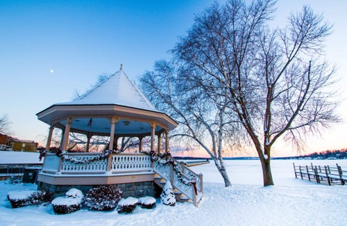 Skaneateles House | WALK TO SKANEATELES LAKE! Upstate New York Farmhouse Home For Summer Rental!