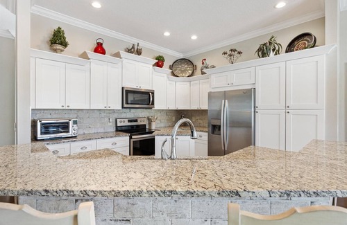 Lake Sumter Landing House | Walk to Sumter Square ~ Cozy updated 2 BR/2BA ~ Entertainers Dream Lanai