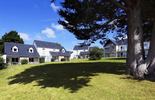Locmaria-Plouzane House | Walk to the Beach! Rustic + Comfy House