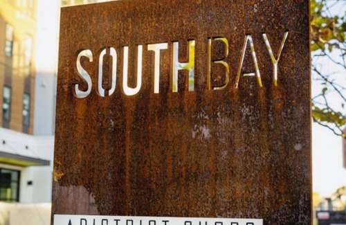 Cambridgeport Apartment | Walk to the Bay! Ships, Dining & Cambridge Minutes Away (KING BED,POOL)