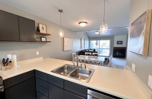 South Haven Condo | Walk to the beach & downtown! Kid Approved!