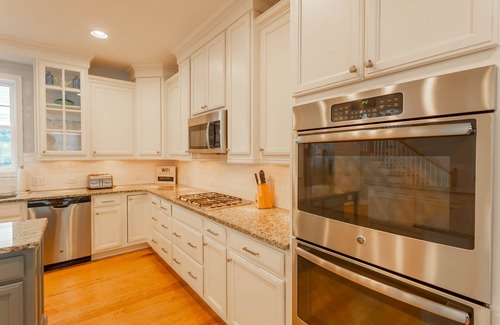 Dodds Addition House | Walk to the Beach!Large Clean Home Sleeps 17 Parking