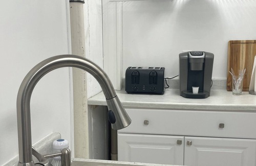 Braintree Apartment | Walk to the commuter rail from this pet friendly one bedroom apartment