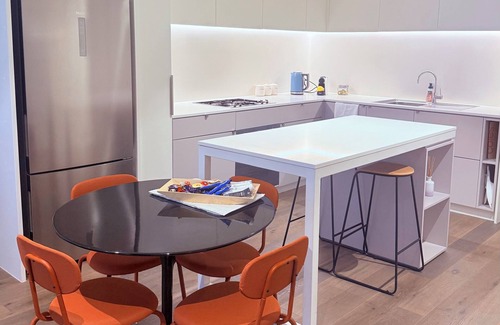 Fitzroy Apartment | Walk to the ‘G’ + parking. Modern, convenient & family friendly.