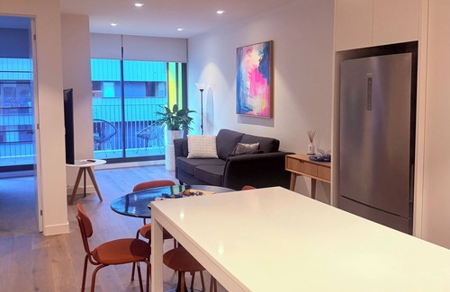 Fitzroy Apartment | Walk to the ‘G’ + parking. Modern, convenient & family friendly.