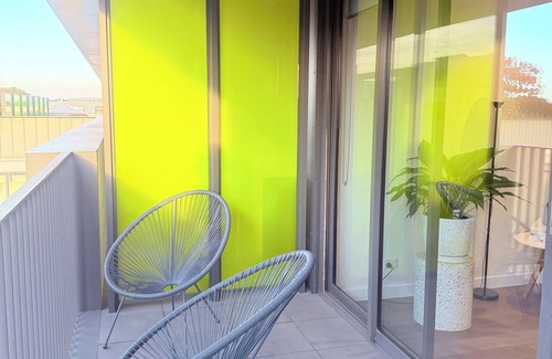 Fitzroy Apartment | Walk to the ‘G’ + parking. Modern, convenient & family friendly.