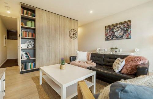 South Melbourne Apartment | Walk to the Grand Prix Track 01583