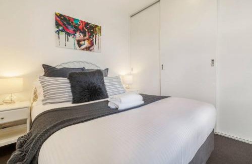 South Melbourne Apartment | Walk to the Grand Prix Track 01583