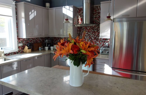 Whittier House | ❤️Walk to the Heart of Pearl Street from this Charming Historic Home