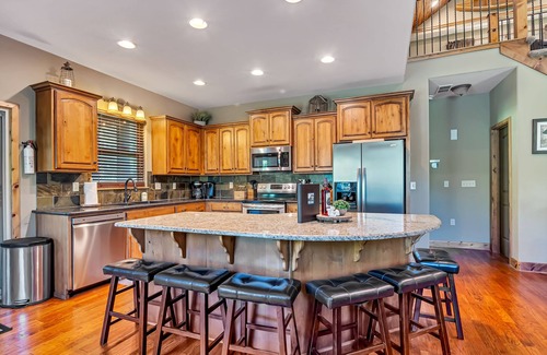Hollister Cabin | Walk to the Pool! Large Yard! 10 Min to Branson Landing!