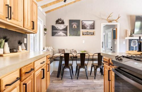 Moonridge Ski Chalet | Walk to the Slopes from Modern Cabin with Hot Tub, Moonridge