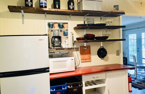 Hendersonville Apartment | Walk to Town + Trail - Cozy Studio Retreat