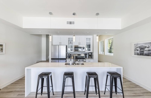 Los Angeles House | Walk to Universal: New Townhouse: Garage Prk'g