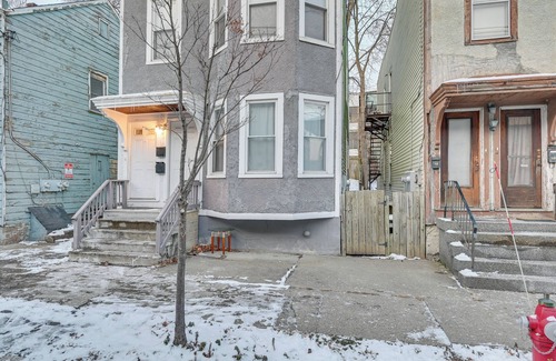 Albany Apartment | Walk to Washington Park: Remote Work-Ready Apt!