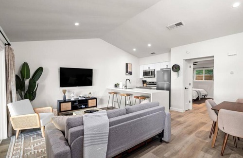 Barton Hills House | Walk to Zilker! King Bed, Putting Green, Hot Tub!