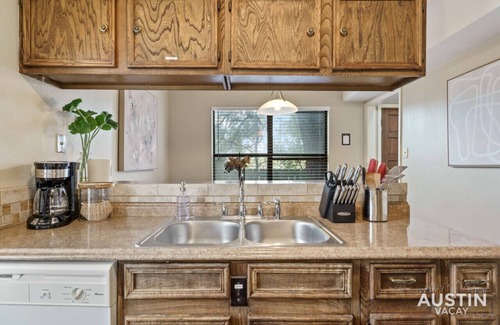Barton Hills House | Walk to Zilker! Patio w/a View & Elevated Balcony