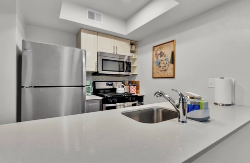 Clarksville Apartment | Walkable 2Bedroom Austin Stay-King Bed,Pet Friendly,Free Parking,Pool,Sleeps10