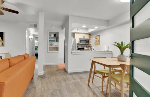 Clarksville Apartment | Walkable 2Bedroom Austin Stay-King Bed,Pet Friendly,Free Parking,Pool,Sleeps10