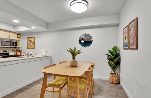 Clarksville Apartment | Walkable 2Bedroom Austin Stay-King Bed,Pet Friendly,Free Parking,Pool,Sleeps10