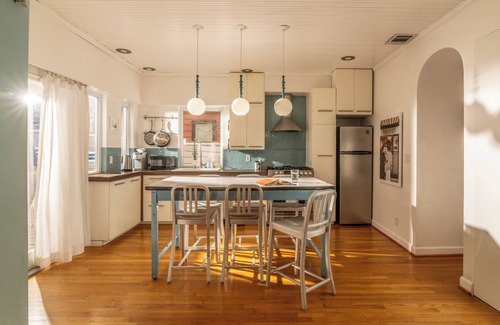 Chestnut House | Walkable 3 Bed Boho Bungalow | Chef's Kitchen
