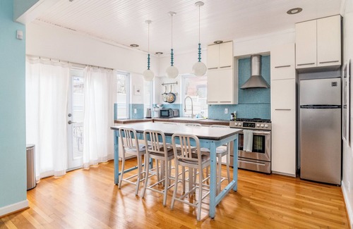 Chestnut House | Walkable 3 Bed Boho Bungalow | Chef's Kitchen