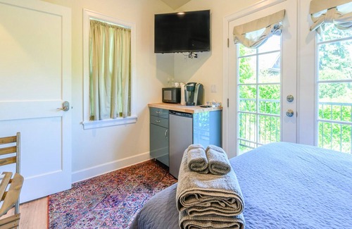 Uptown Apartment | Walkable ground-floor studio with convenient kitchenette, partial AC & WiFi