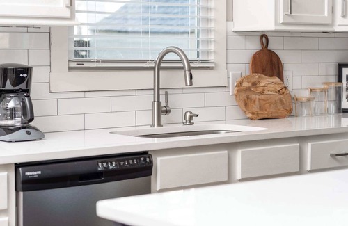 The Nations House | Walkable Nations Retreat | Rooftop & Near Broadway