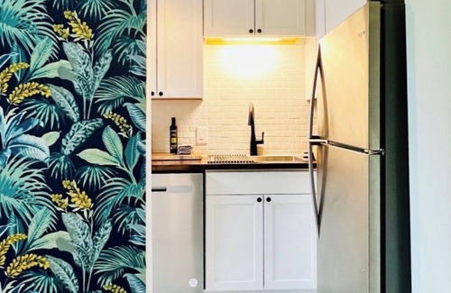 Pittsburgh Apartment | Walkable to Acrisure & North Side; newly renovated with excellent Wifi