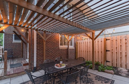 Dundee-Happy Hollow Historic District House | Walkable to Dinner, ☕️, UNMC 🏥! Cozy home in historic Dundee!