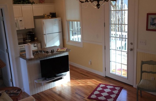 Black Mountain Cottage | walkable to downtown, lake tomahawk, swimming pool, tennis courts, golf course