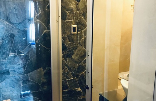 Cuenca Apartment | Walkable to Downtown, Stadium, Hosp St Ines - Queen Bed Ground Floor +Terrace 2F