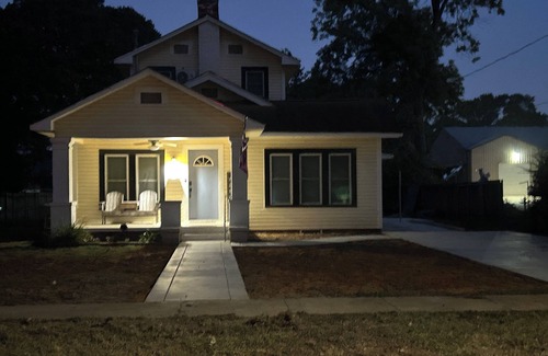 Nacogdoches House | Walkabout on Walker- pet friendly 2 story 3-bed house steps to the brick streets