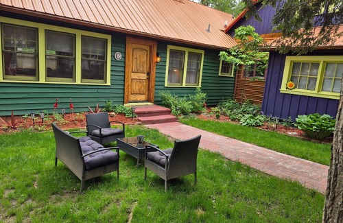 Asheville Cottage | Walking distance to Downtown! “The Flamingo”- Dogs Stay Free!