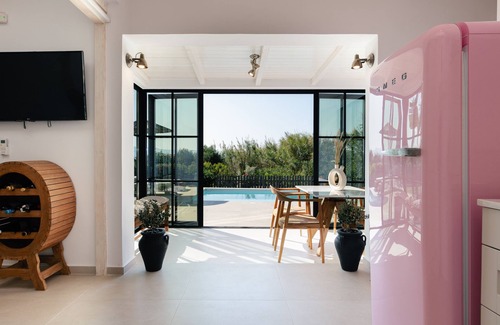 Platanias Town Villa | Walking Distance to Platanias Centre and the Beach! Heated pool!