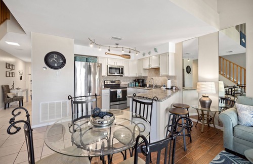 Frangista Beach Condo | Walking distance to the beach, the Whale’s Tail & Pompano Beach!
