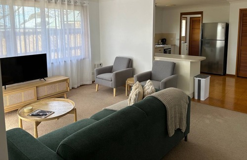 Armidale House | Walking Distance to Town