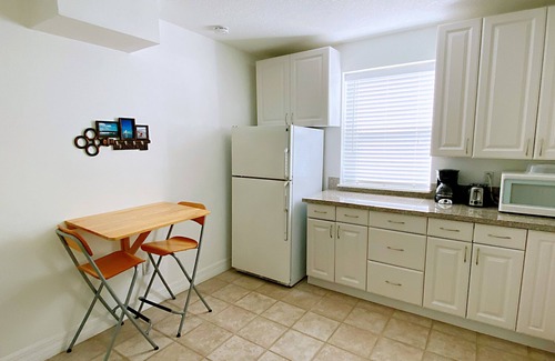 Tarpon Springs Apartment | Walking Distance To The Beach/Free Bikes