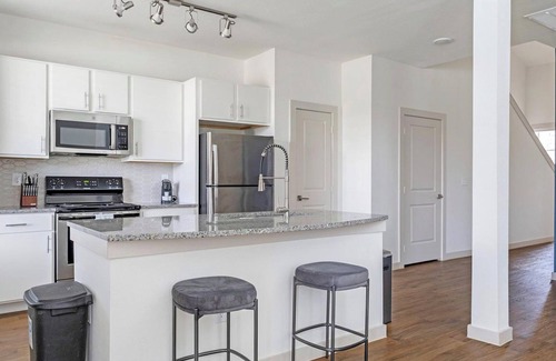 Waller Apartment | Waller 3BD/2.5BA 2 - Three Bedroom Apartment, Sleeps 6