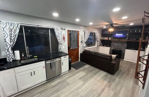 White Mills Apartment | Wally’s Cottage |Hot Tub|Kayaks|Firepit|Central