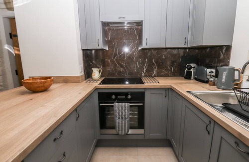 Ambergate Cottage | WALNUT BARN, family friendly, character holiday cottage in Ambergate