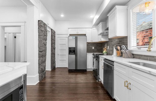 Broadway Gillham House | Walnut Charming Modern 5BR Home Walkable Kings