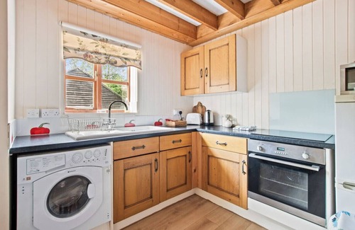 New Forest District Apartment | Walnut Tree Cottage near New Forest trails