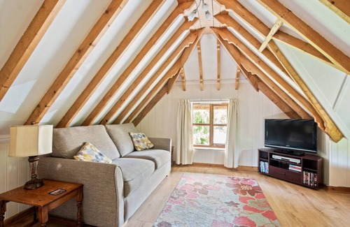 New Forest District Apartment | Walnut Tree Cottage near New Forest trails